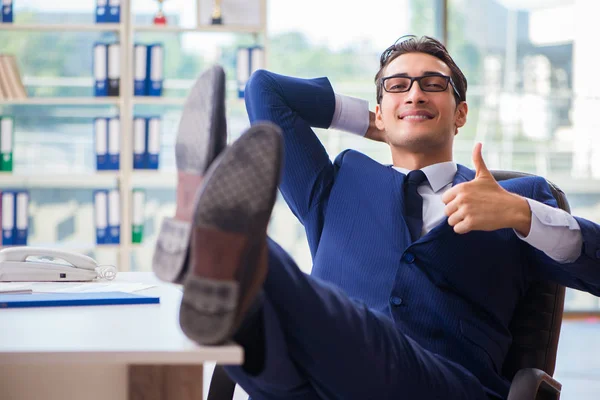 Jovem e bonito empresário empregado trabalhando no escritório na mesa — Fotografia de Stock