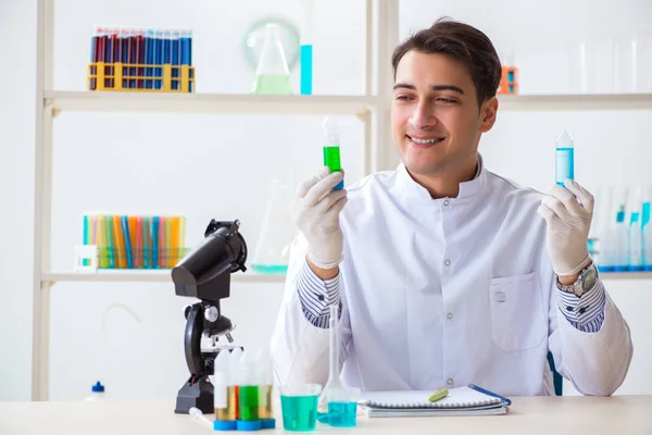 化学の研究室で働く若い化学者の学生 — ストック写真