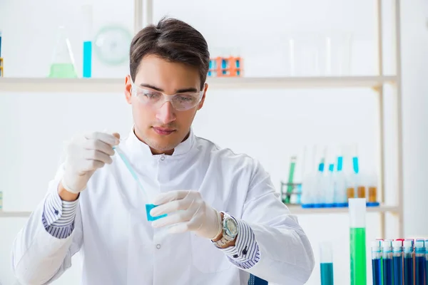 Jonge chemicus die in het lab werkt aan chemicaliën — Stockfoto