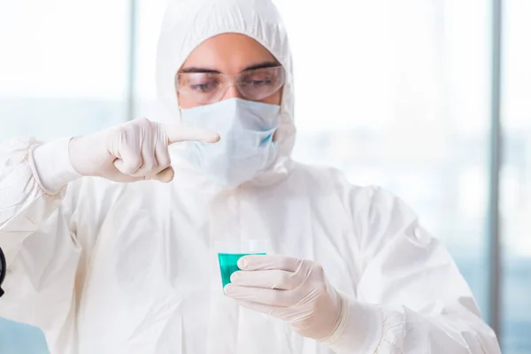 Joven estudiante de química trabajando en laboratorio sobre productos químicos —  Fotos de Stock