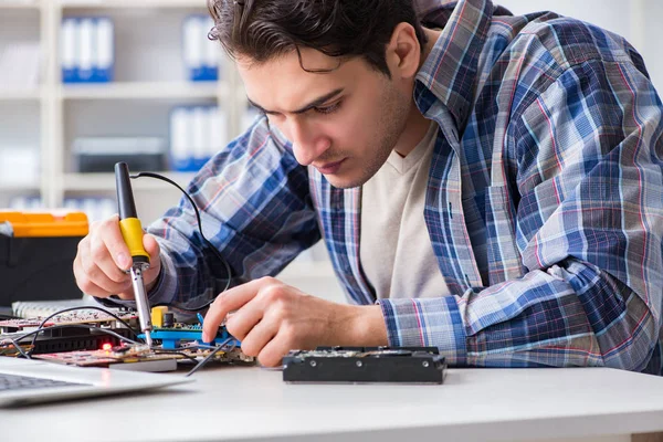 Reparação de hardware de computador e conceito de fixação por techn experiente — Fotografia de Stock