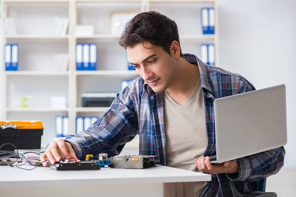 Reparação de hardware de computador e conceito de fixação por techn experiente — Fotografia de Stock