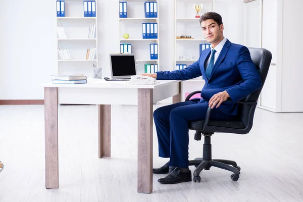 Jovem e bonito empresário empregado trabalhando no escritório na mesa — Fotografia de Stock