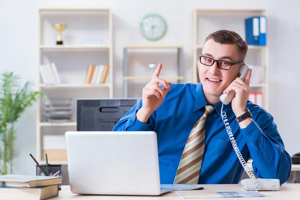 Employé d'affaires parlant sur le téléphone de bureau — Photo