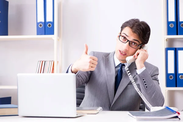 Бізнесмен співробітник говорить по офісному телефону — стокове фото