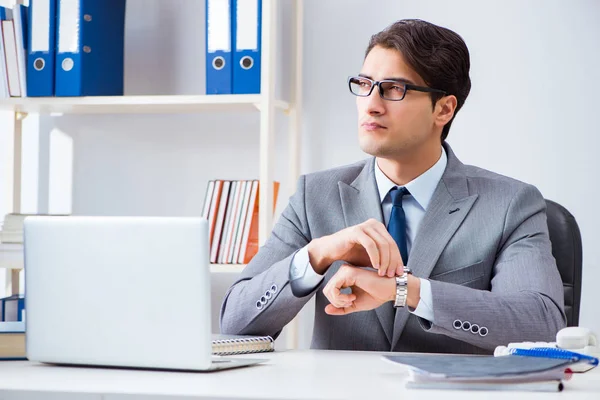 Jeune homme d'affaires beau employé travaillant au bureau au bureau — Photo