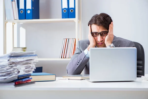 Zakenman workaholic worstelen met stapel papierwerk — Stockfoto