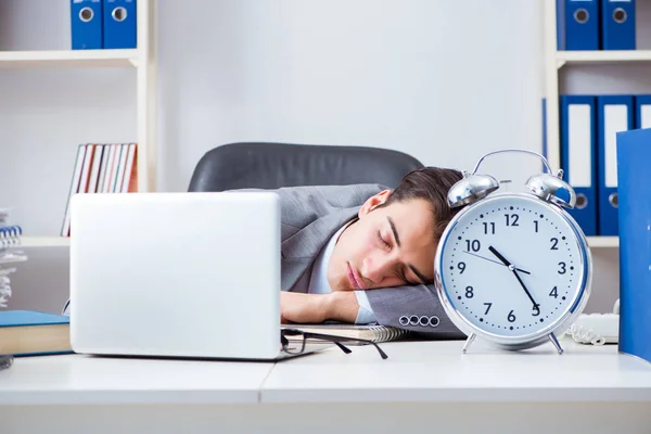 Affärsman anställd i brådskande och deadline koncept med väckarklocka — Stockfoto
