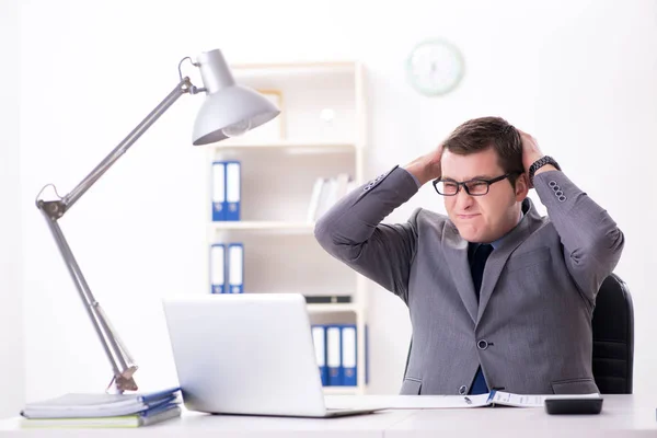 Jovem e bonito empresário empregado trabalhando no escritório na mesa — Fotografia de Stock