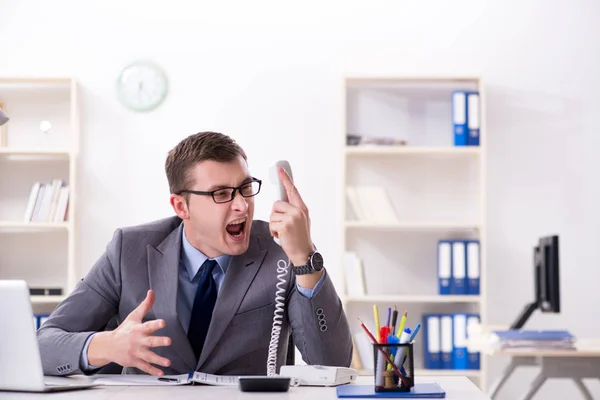 Employé d'affaires parlant sur le téléphone de bureau — Photo