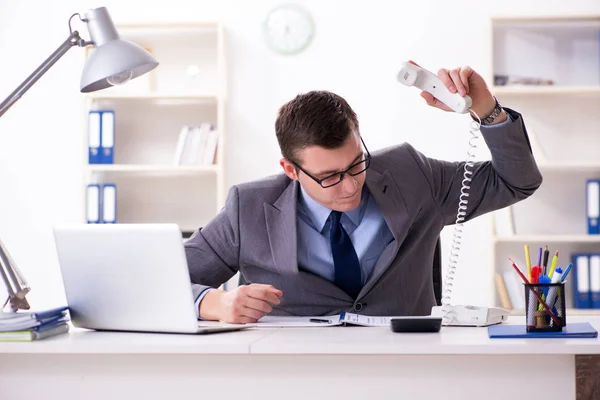 Affärsman anställd talar på kontoret telefon — Stockfoto