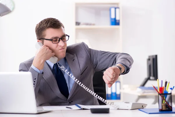 Üzletember alkalmazott beszél az irodai telefonon. — Stock Fotó