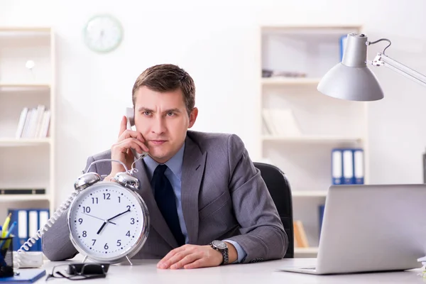 Employé d'entreprise en urgence et concept de délai avec alarme — Photo