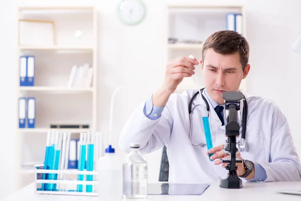 Männlicher Arzt schaut sich Laborergebnisse im Krankenhaus an — Stockfoto