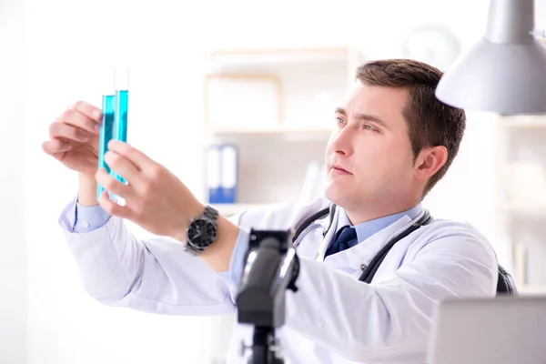 Männlicher Arzt schaut sich Laborergebnisse im Krankenhaus an — Stockfoto
