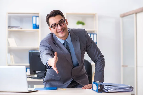 Jovem e bonito empresário empregado trabalhando no escritório na mesa — Fotografia de Stock