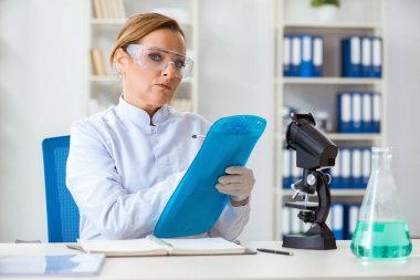 Hastane kliniğinde çalışan kadın kimyager.
