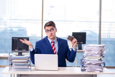 İşadamı işkolik evrak işleriyle boğuşuyor