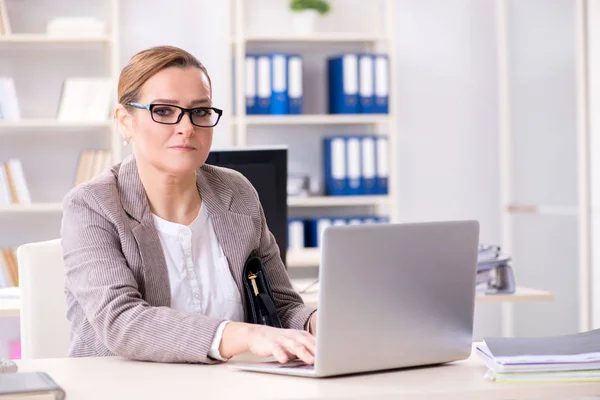 Empregada empregada do negócio que trabalha no escritório — Fotografia de Stock