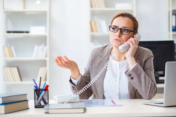 Unternehmerin am Bürotelefon — Stockfoto