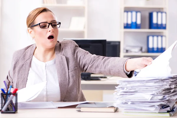 Femme d'affaires très occupée avec la paperasserie en cours — Photo