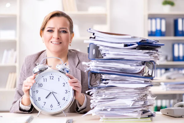 Businesswoman workaholic trying to finish urgent paperwork — Stock Photo, Image