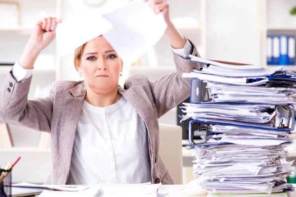 Femme d'affaires très occupée avec la paperasserie en cours — Photo