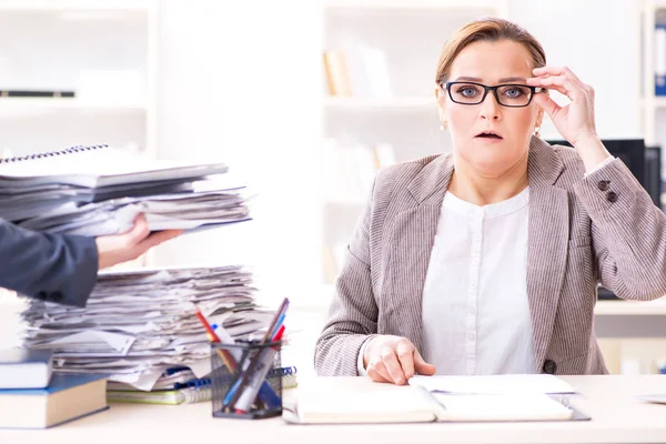 Businesswoman very busy with ongoing paperwork — Stock Photo, Image