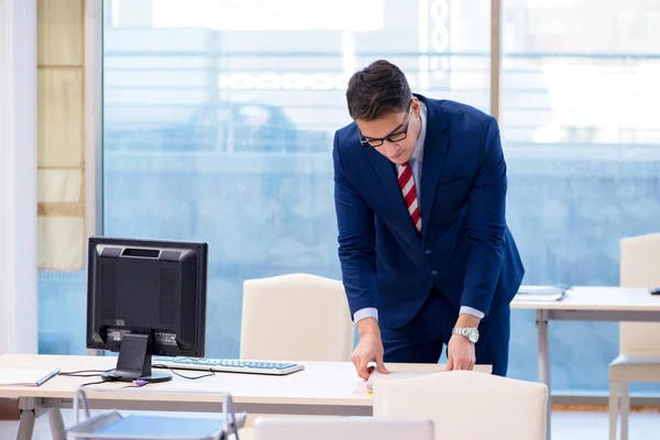 Jeune homme d'affaires beau employé travaillant au bureau au bureau — Photo