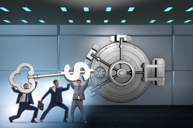 Banka kapısının yanında anahtarı olan bir iş adamı.