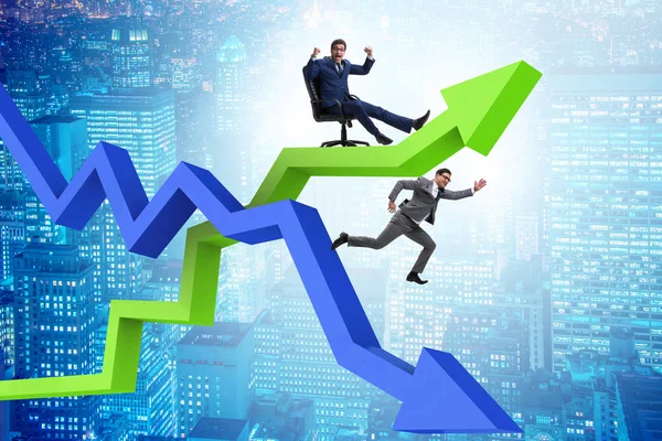 Wachstums- und Niedergangskonzept mit Geschäftsleuten — Stockfoto