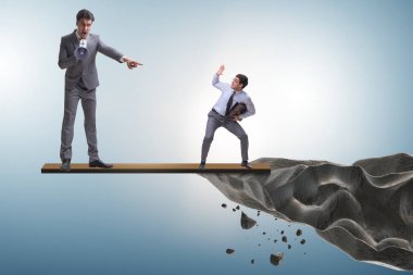 Kızgın akılsız patron bu önemli çalışana bağırıyor ve bağırıyor.