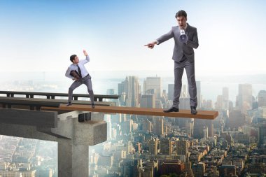 Kızgın aptal patron kilit çalışanına bağırıyor.