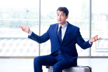 İş adamı havaalanında uçağını bekliyor.