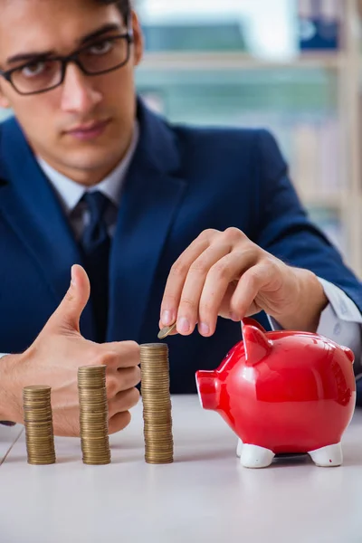 Empresário com pilhas de moedas no escritório — Fotografia de Stock