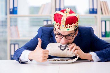 Ofisinde para çantası olan bir iş adamı.