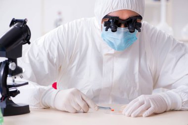 Araştırma laboratuarında çalışan kimyagerin uyuşturucu sentezi kavramı
