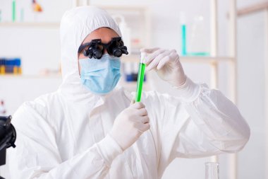 Tıbbi amaçlar için esrar özütü üzerinde çalışan kimyager