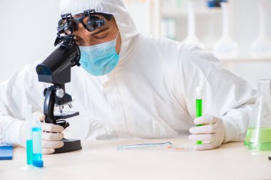 Tıbbi amaçlar için esrar özütü üzerinde çalışan kimyager