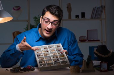 Kuyumcu gece geç saatlerde atölyesinde çalışıyor.