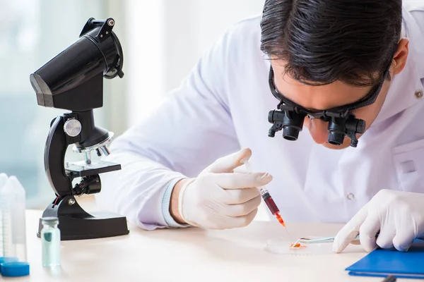 Doktor Chemiker arbeitet an Blutproben im Labor — Stockfoto