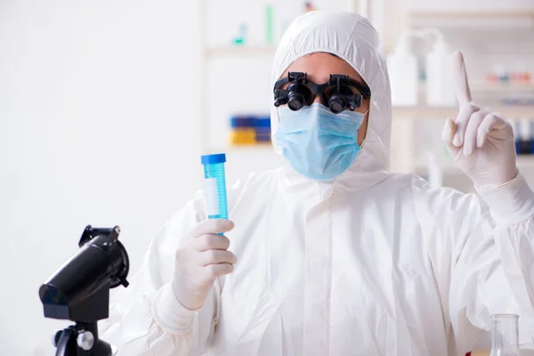 Joven científico químico trabajando en laboratorio — Foto de Stock