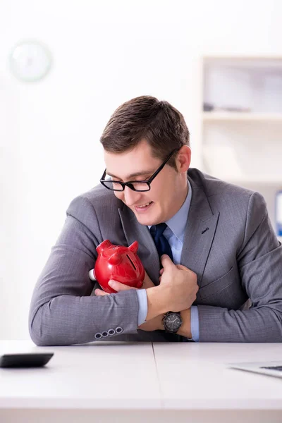 Jovem empregado com piggybank no conceito de poupança de pensões — Fotografia de Stock