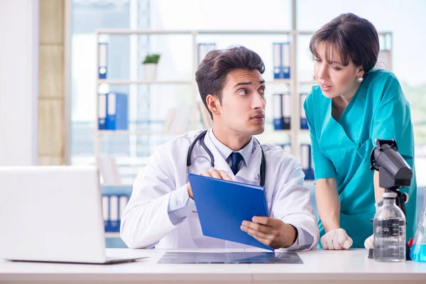 Dos doctores en el hospital — Foto de Stock