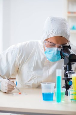 Uyuşturucu sentezi konseptinde laboratuar asistanı
