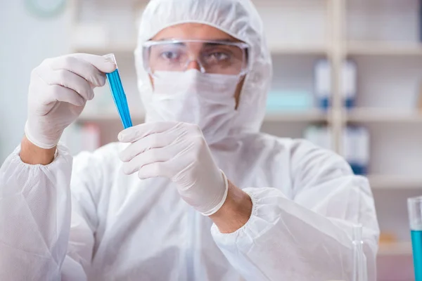 Joven estudiante de química trabajando en laboratorio sobre productos químicos — Foto de Stock