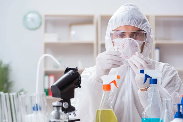 Химик тестирует химические вещества в лаборатории — стоковое фото