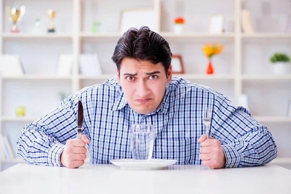 Hombre a dieta esperando comida en restaurante — Foto de Stock