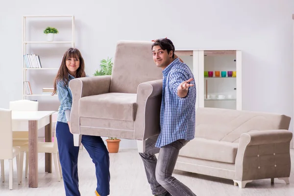 Mann bewegt Sessel im Wohnzimmer — Stockfoto