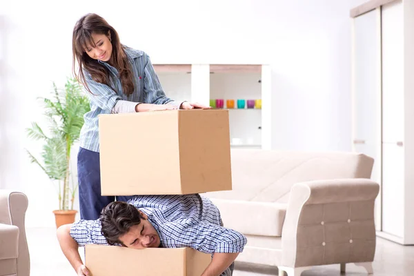 Jong gezin verhuist naar nieuw appartement na het afbetalen van hypotheek — Stockfoto